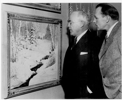 In 1935, the Minneapolis Tribune published this photo of Frank Wing and a friend admiring a painting at the American Swedish Institute in Minneapolis. Courtesy of Hennepin County Library Photo Collection