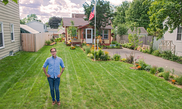 Michael Kendall’s landscaping brightens this small home on west Hoyt Avenue. Photo by Mike Krivit 